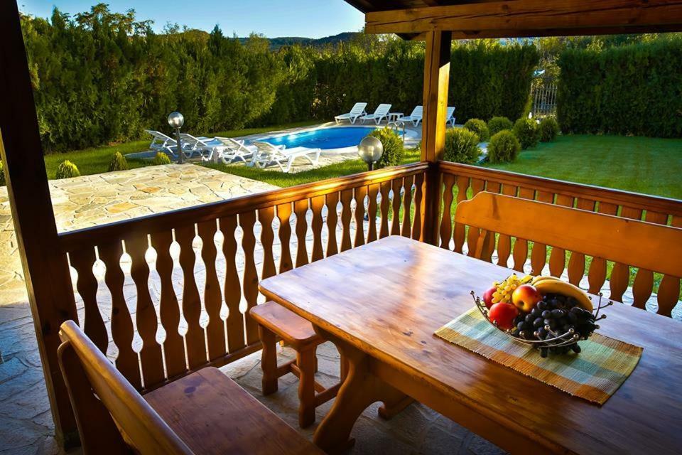 Guest House Beniart Vetrintsi Esterno foto